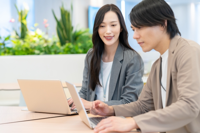 社員同士がPC作業する写真